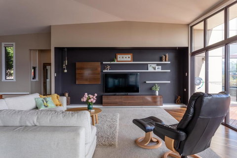 River Haven Serene Spacious With River Views - Tourism Search 2