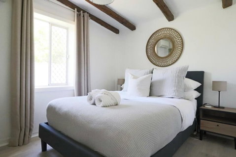 Rustic Chic 200 Metres From CBD - Tourism Search 3