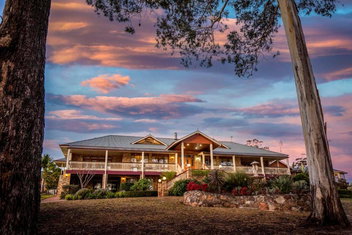 Robyn\'s Nest Lakeside Resort with Tourism Search