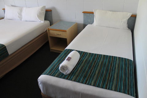 Rocky Glen Hotel Motel Gladstone - Tourism Search 3