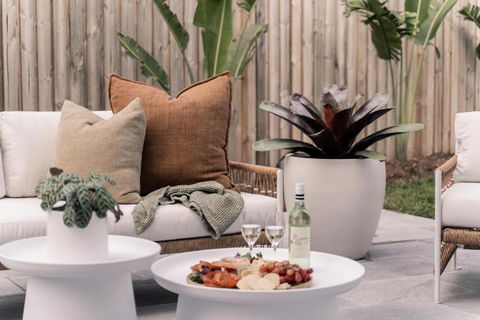 SALTY PALMS On HENLEY -THREE - Tourism Search 1