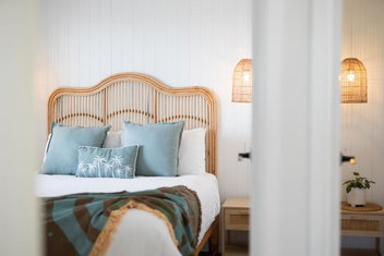 Sanbis Cabin - Hidden Boutique Retreat, Sea Views with Tourism Search
