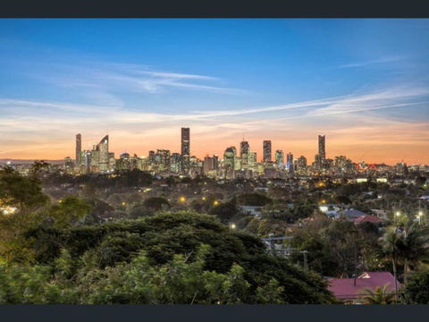 Stunning City View 5BR With Balcony Near Malls Uni And CBD - Tourism Search 0