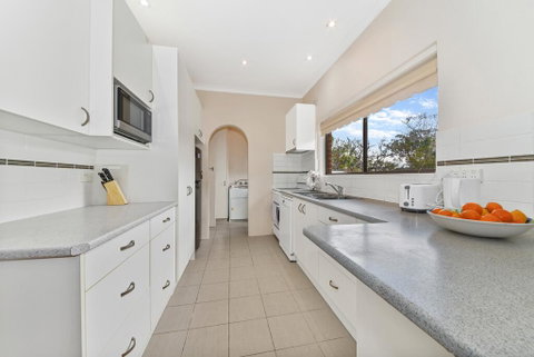 BEAUTIFUL HOLIDAY HOME CLOSE TO KU-RING-GAI CHASE NNT328 - Tourism Search 3