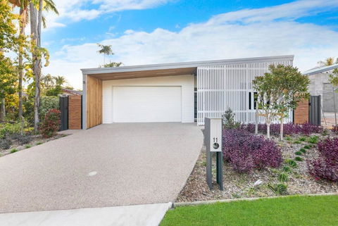 A Sumptuous Poolside Family Oasis At Gardens Villa - Tourism Search 1