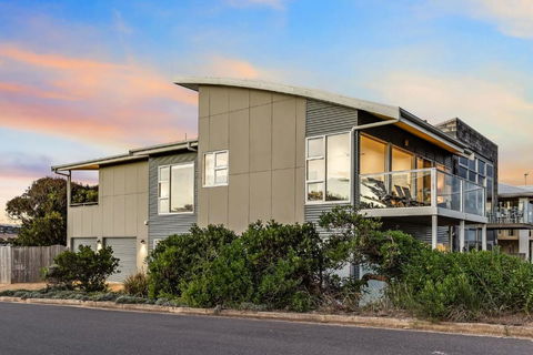 A Surfers Paradise At Chiton Rocks Pets Welcome - Tourism Search 1