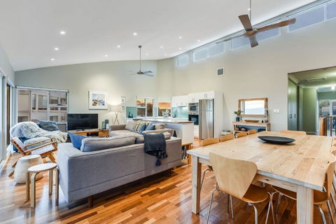 A Surfers Paradise At Chiton Rocks Pets Welcome - Tourism Search 3