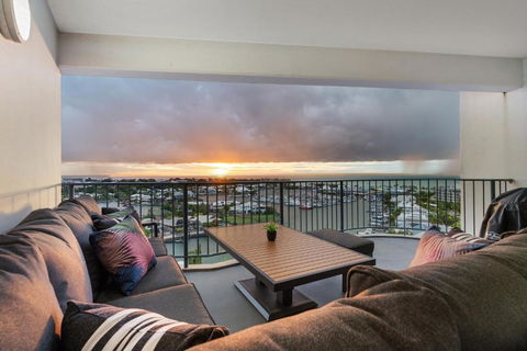 Anchor Point Penthouse 3BR With Marina Views - Pool - BBQs - Tourism Search 0