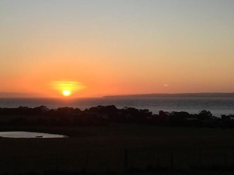 YOLO- Beach-house Views, Near Penguins, Nbn! - Tourism Search 3