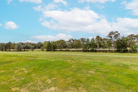 ZMITH Apartment - BROOKE, - Near AIS, GIO Stadium, UC, & Nth - Canberra Hospital - Tourism Search 3